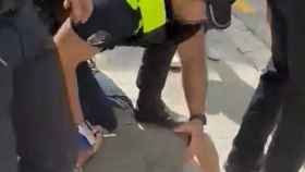 Captura de pantalla del vídeo de la actuación de la Policía Local de Mataró / REDES SOCIALES