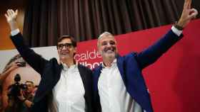 El primer secretario del PSC, Salvador Illa (i), y él candidato a la alcaldía de Barcelona, Jaume Collboni (d) / EFE - ENRIC FONTCUBERTA