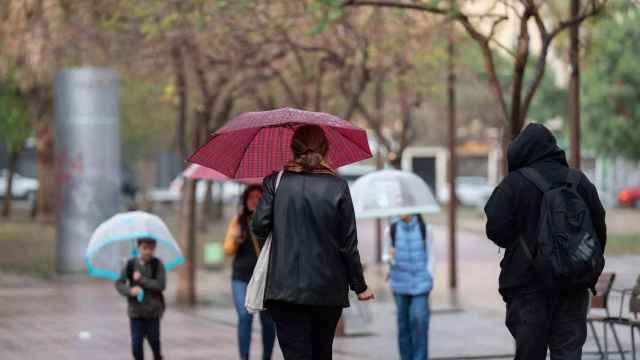 Personas con paraguas en Barcelona / David Zorrakino (EP)