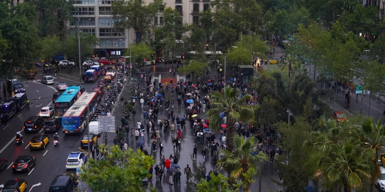 Manifestación Desokupa en Plaza de Universitat / GALA ESPÍN