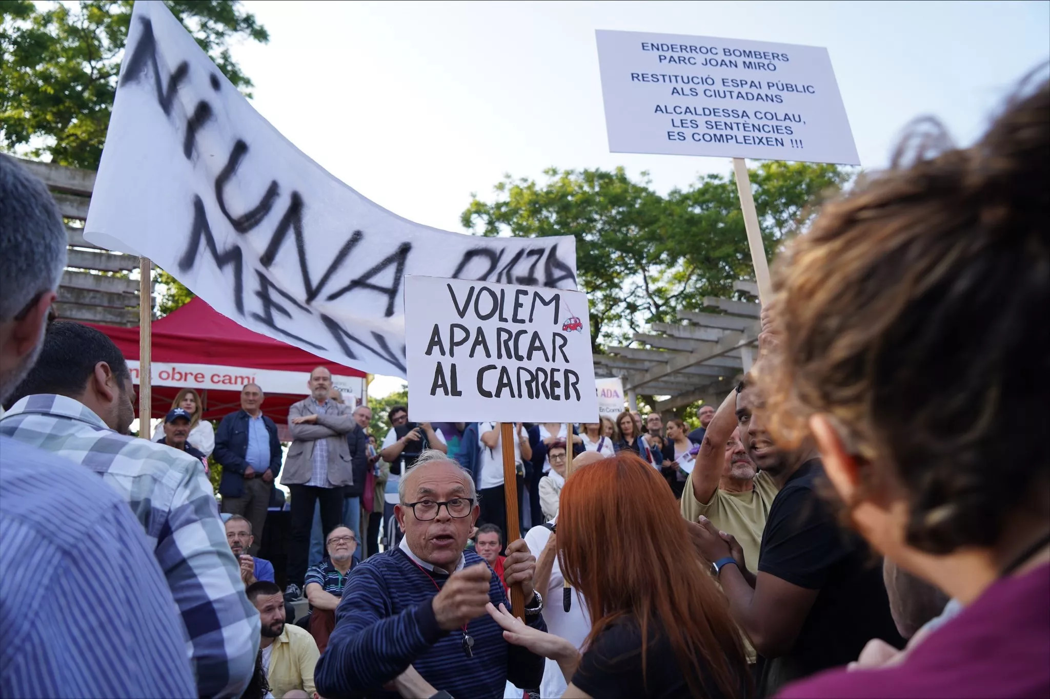 Varios manifestantes boicotean el cierre de campaña de Ada Colau en el Parque de Sant Martí / GALA ESPÍN