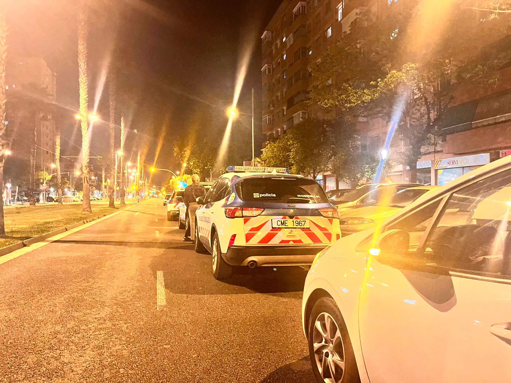 Un coche de los mossos en el exterior del Serie1 Bar donde ha tenido lugar el crimen en Badalona / ÁNGELA VÁZQUEZ