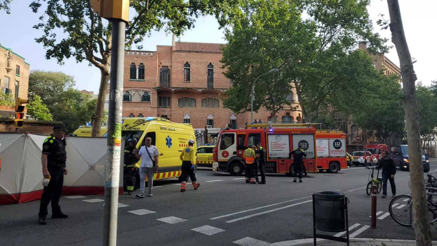 Guardia Urbana, Bombers y SEM acordonan la zona del accidente en Sant Pau / CEDIDA