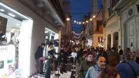 Grupo de música en la calle durante la Badalona shopping night de 2022 /  TWITTER ÀLEX MONTORNÈS