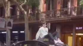 Captura de pantalla del vídeo viral del hombre encima del taxi en Barcelona / SOCIALDRIVE