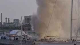 Un velero en llamas provoca una gran columna de humno en Badalona