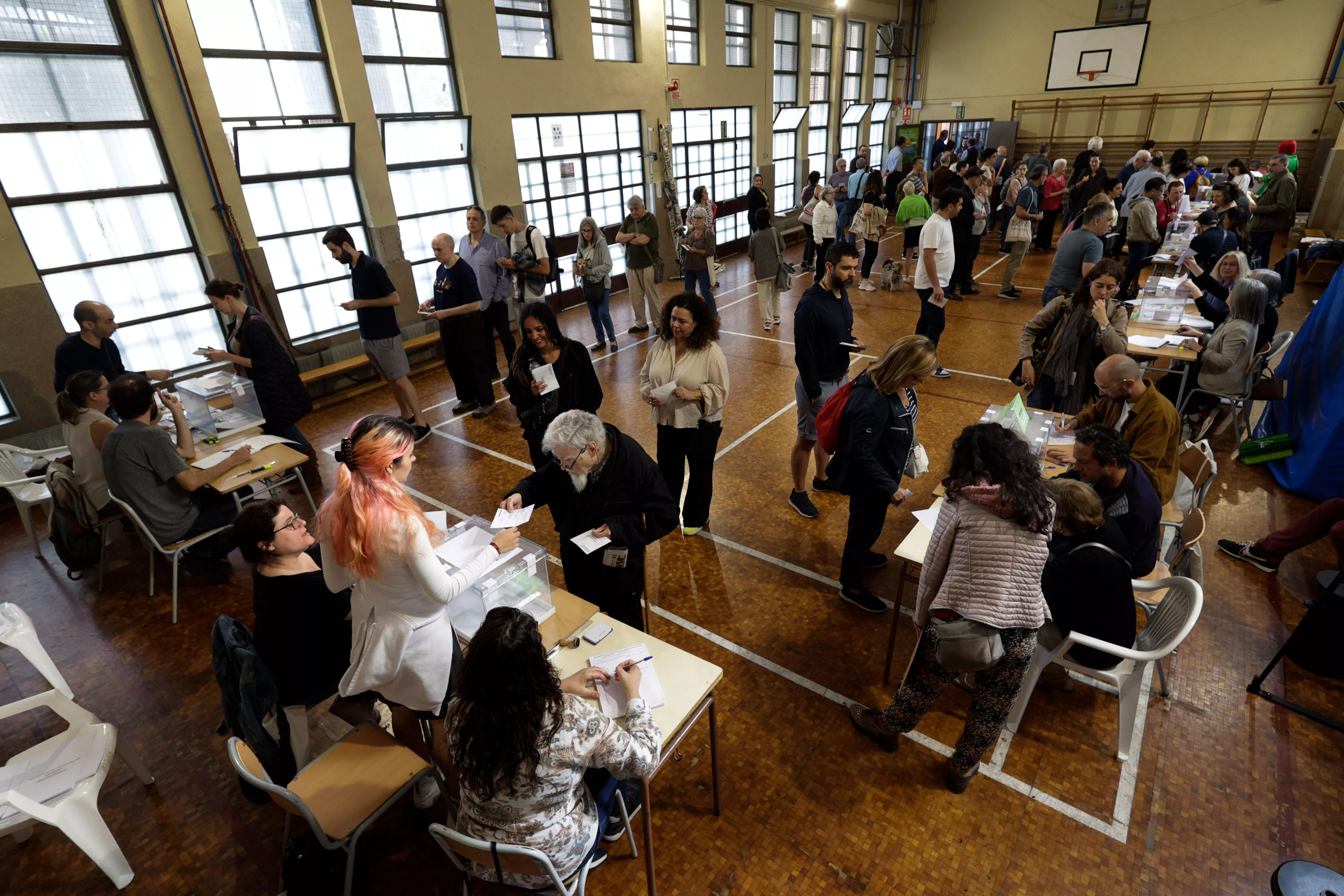 Un colegio electoral de Barcelona en una imagen de archivo / EFE
