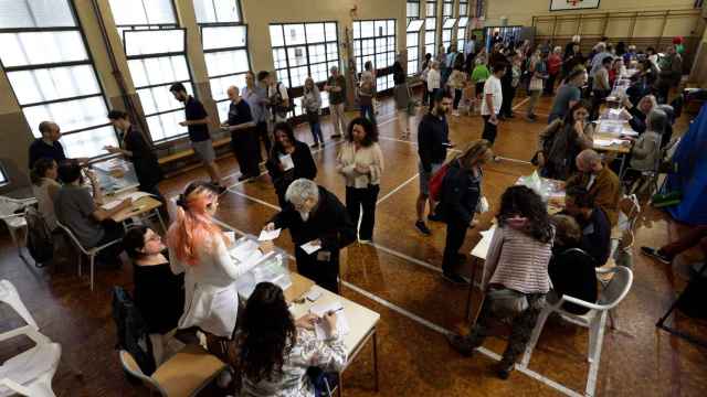 Un colegio electoral de Barcelona en una imagen de archivo / EFE