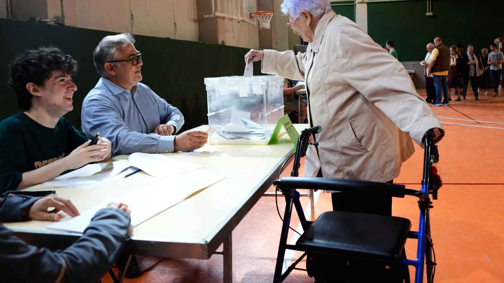 Una mujer votando en un colegio electoral de Barcelona / EFE