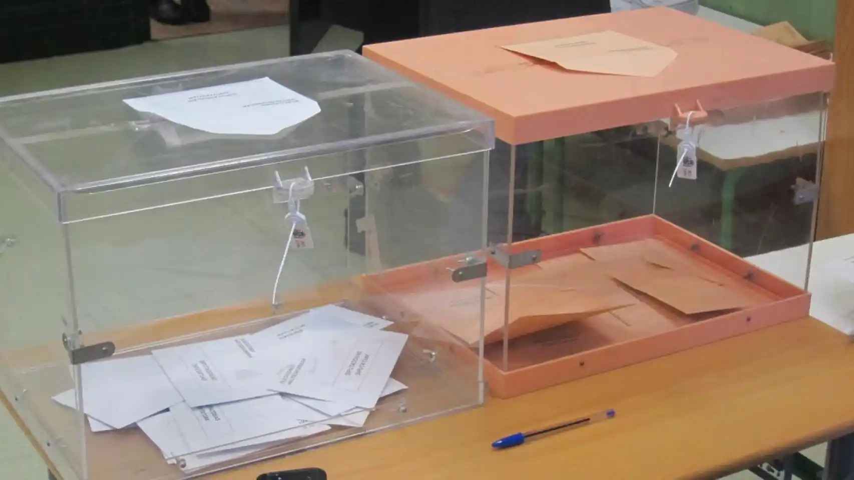 Urnas en una mesa electoral en una imagen de archivo / EUROPA PRESS  POLÍTICA
