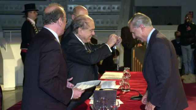 El doctor Joaquim Ramis recibe el galardón de la Cruz de Sant Jordi de la mano de Jordi Pujol en 2001 / GENERALITAT DE CATALUNYA