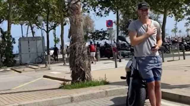 Captura de pantalla del vídeo de Chris Martin en la playa de Barcelona / TIKTOK
