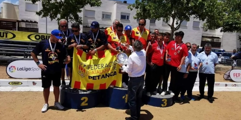 El equipo ganador de Sant Adrià y los finalistas del campeonato de España de petanca / CEDIDA