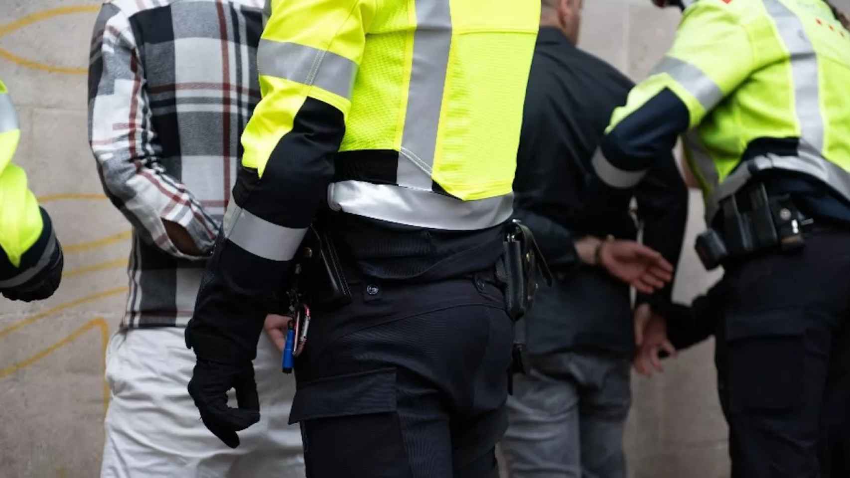 Mossos d'Esquadra deteniendo a delincuentes en Barcelona / MOSSOS