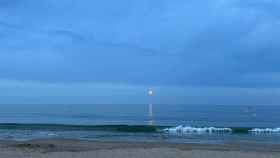La superluna rosa vista desde la playa de Sitges / CEDIDA