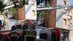 Los bomberos en el incendio de unos bajos en Nou Barris / BOMBERS DE BARCELONA