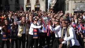 Las jugadoras llegando a la plaza Sant Jaume para la celebración / KIKE RINCÓN - EUROPA PRESS