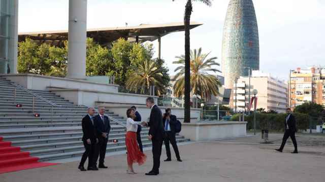 El Rey Felipe VI saluda a la ministra Raquel Sánchez a su llegada a La Nit de la Logística / KIKE RINCÓN (EP)