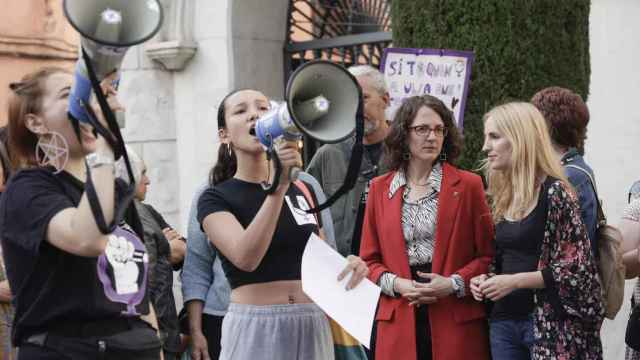 La consellerea de Igualdad y Feminismos de la Generalitat de Cataluña, Tània Verges (2d), asiste a la concentración en Badalona contra las agresiones sexuales, convocadas por el Comité de madres