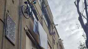 Una bicicleta flotando en un edificio de L'Hospitalet / FACEBOOK (Santiago Galvan)