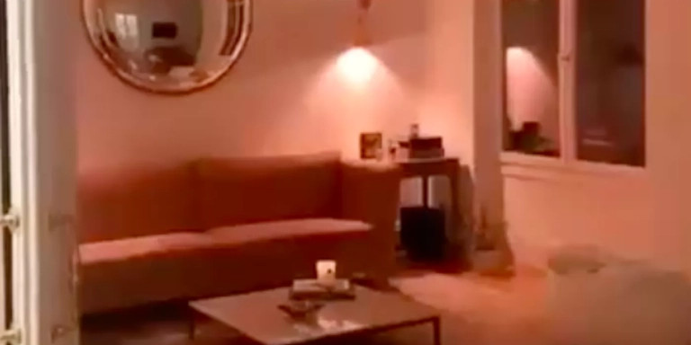 Imagen de la sala de estar de la casa de Úrsula Corberó y Chino Darin en Barcelona / REDES