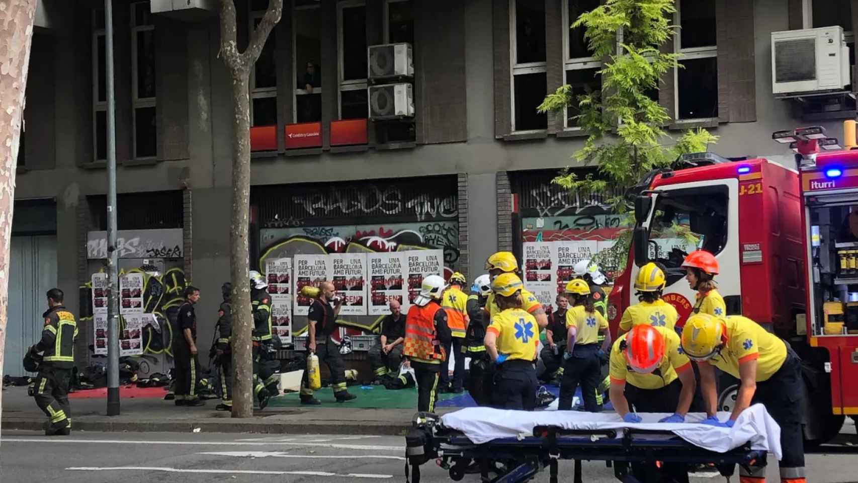Bomberos y sanitarios del SEM trabajan en el incendio de la calle de Muntaner de Barcelona / TWITTER