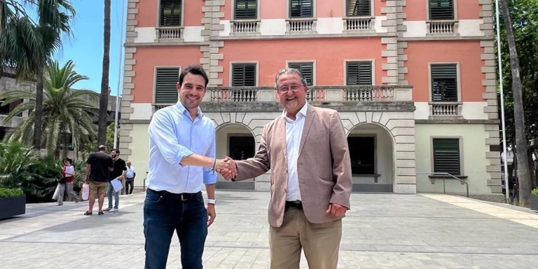 Manu Reyes (PP) con Francisco Cerpa (Som Castelldefels) frente al Ayuntamiento de Castelldefels / PP