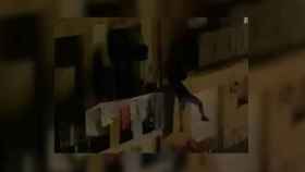 Un ladrón 'spiderman' huyendo por los balcones del Poble-sec de Barcelona / REDES SOCIALES