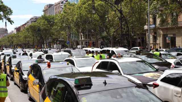 Cientos de taxis aparcados en el paseo de Gràcia durante una manifestación en una imagen de archivo / GALA ESPÍN