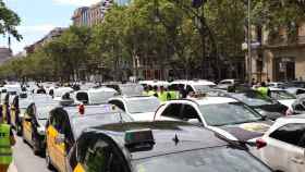 Cientos de taxis aparcados en el paseo de Gràcia durante una manifestación en una imagen de archivo / GALA ESPÍN