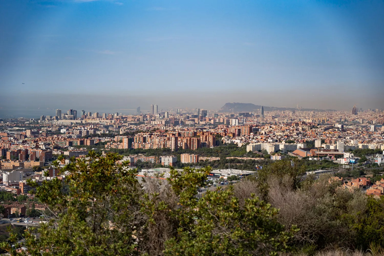 Densa nube de contaminación sobre Barcelona / LUIS MIGUEL AÑÓN