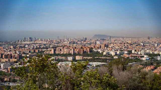 Densa nube de contaminación sobre Barcelona / LUIS MIGUEL AÑÓN