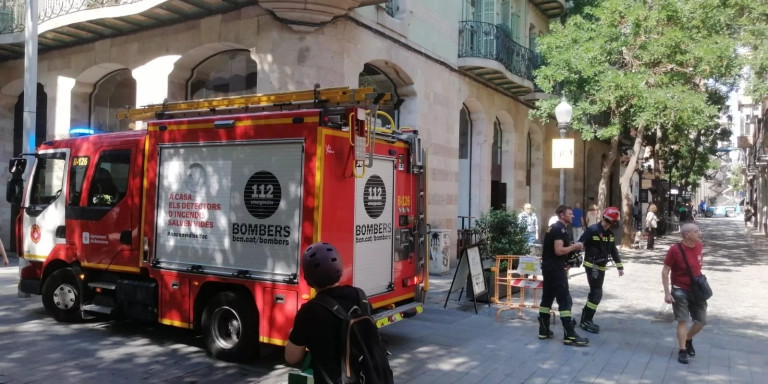 El cuerpo de Bomberos trabajando en la calle de Pons i Gallarça de Sant Andreu / ANDONI BERNÁ - METRÓPOLI