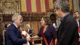 Jaume Collboni y Ada Colau se dan la mano tras el pleno de investidura / EFE