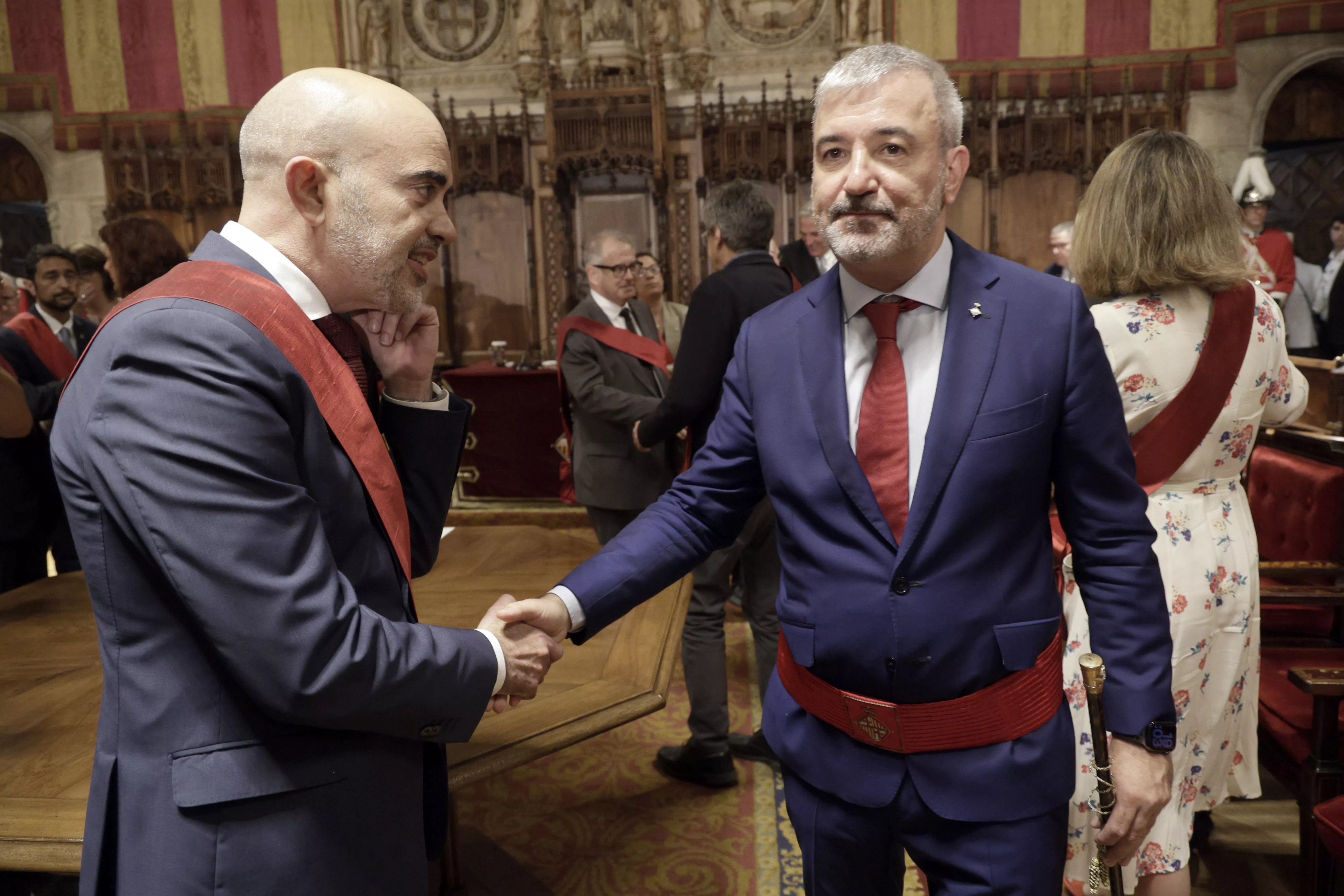Daniel Sirera y Jaume Collboni se dan la mano en el acto de investidura del Ayuntamiento de Barcelona / EFE