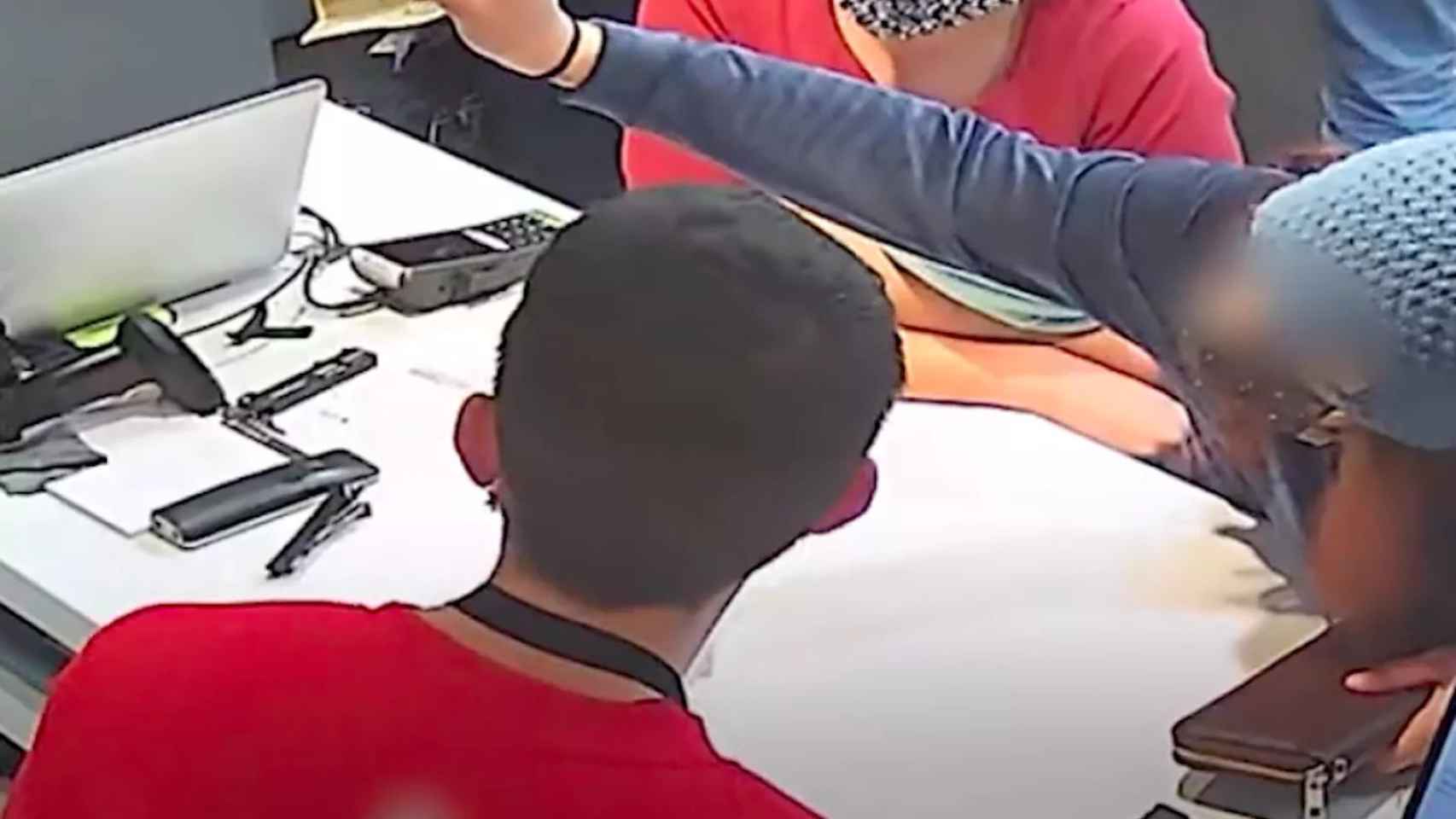 Detenidas por colar billetes falsos / MOSSOS D'ESQUADRA