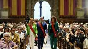 El alcalde de Barcelona, Jaume Collboni, junto a las regidoras Maria Eugènia Gay y Laia Bonet / AJ BCN