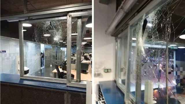 El cristal roto por el ataque a la comisaría de la Policía Local de Sant Adrià / SIP-FEPOL