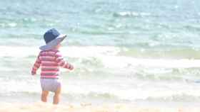 Un niño en la playa se protege del sol con un sombrero / EUROPA PRESS