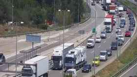Un camión averiado en la autopista AP-7 a la altura de Martorell corta un carril y causa 12,5 kilómetros hasta Sant Cugat del Vallès / TRÀNSIT