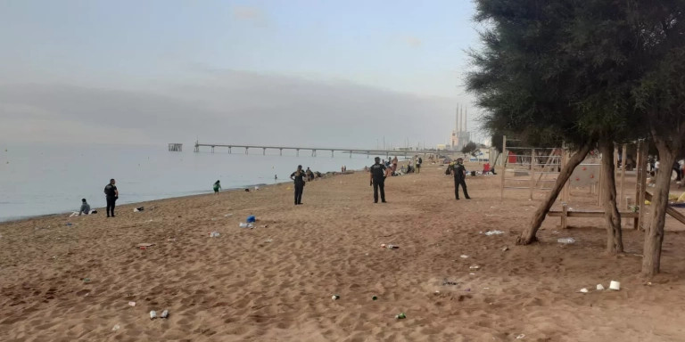 Equipos de limpieza y agentes de la Guàrdia Urbana en la playa de Badalona / TWITTER - BDN COMUNICACIÓ