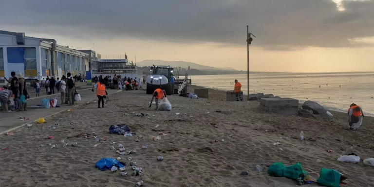 Equipos de limpieza en la playa de Badalona / TWITTER - BDN COMUNICACIÓ
