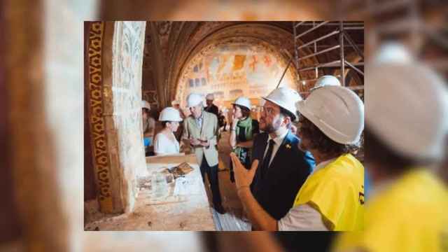 Las obras de retirada de las pinturas del Salón Sant Jordi del Palau de la Generalitat, que empezaron el 2 de mayo, han dejado al descubierto pinturas renacentistas originales del