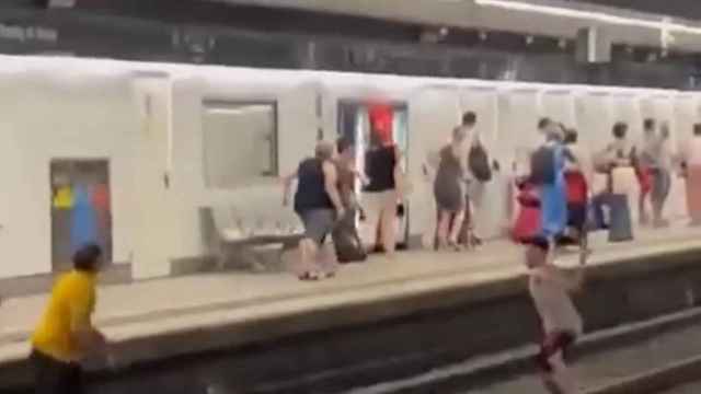 Captura de pantalla de la pelea en las vías del tren de paseo de Gràcia / TWITTER CASALYOSCAR