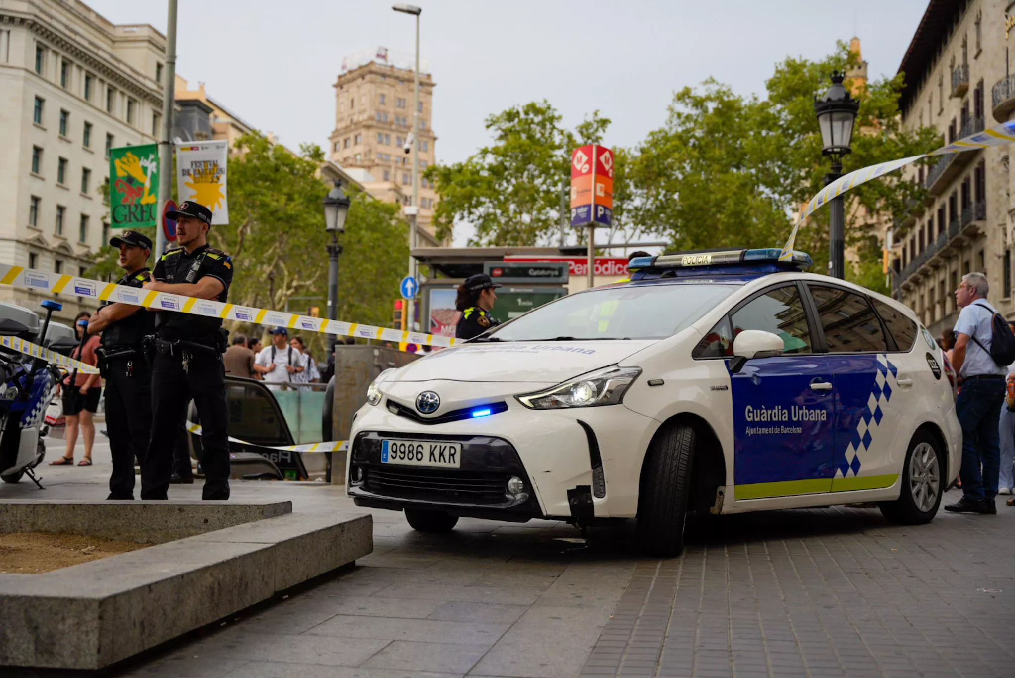 Agentes de la Guardia Urbana acordonan la plaza de Catalunya de Barcelona / LUIS MIGUEL AÑON