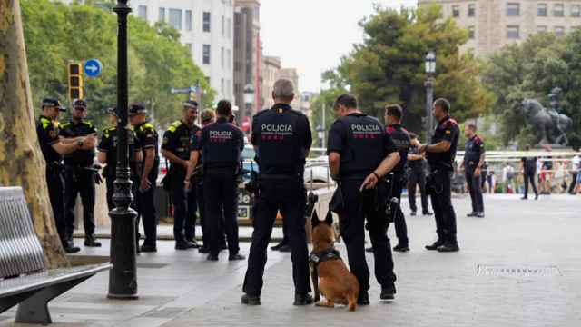 Agentes de los Mossos d'Esquadra y la Guardia Urbana en la plaza de Catalunya / LUIS MIGUEL AÑON