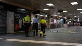 Vigilantes del metro desalojando a los pasajeros durante la tarde de este martes / LUIS MIGUEL AÑON
