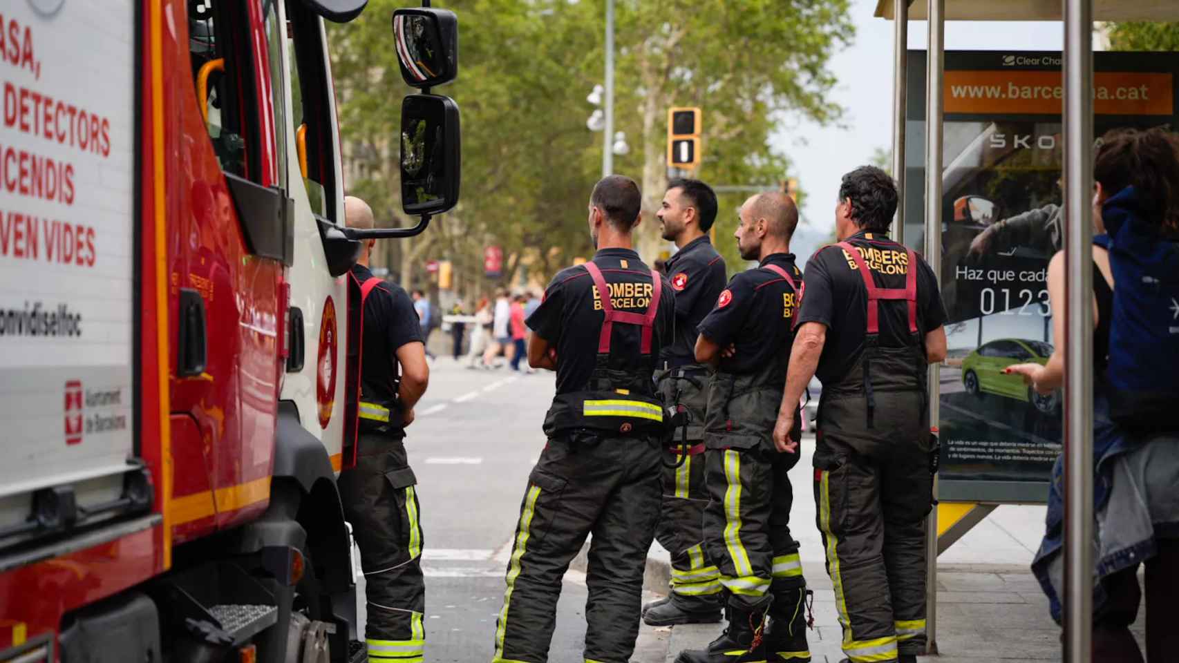 Bomberos de Barcelona, a la espera en la plaza de Catalunya / LUIS MIGUEL AÑON