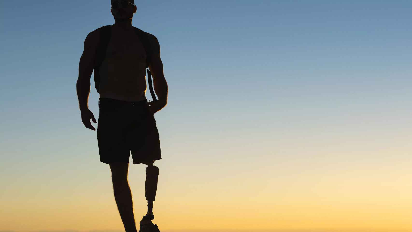 Un hombre camina con una prótesis en una pierna amputada. Los implantes protésicos osteointegrados suponen una gran mejora para los amputados / CEDIDA QUIRÓNSALUD