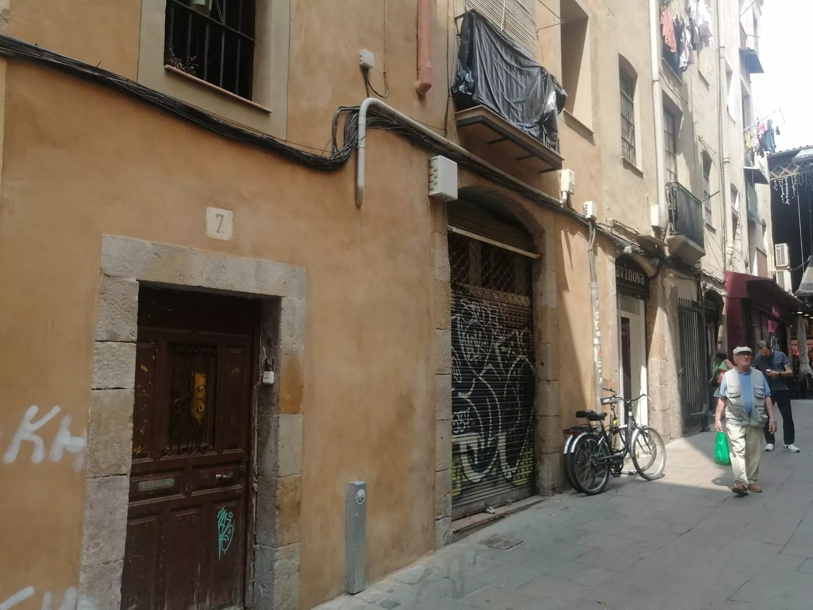 El número 7 de la calle de Morera en El Raval, donde se ha instalado un narcopiso / ANDONI BERNÁ